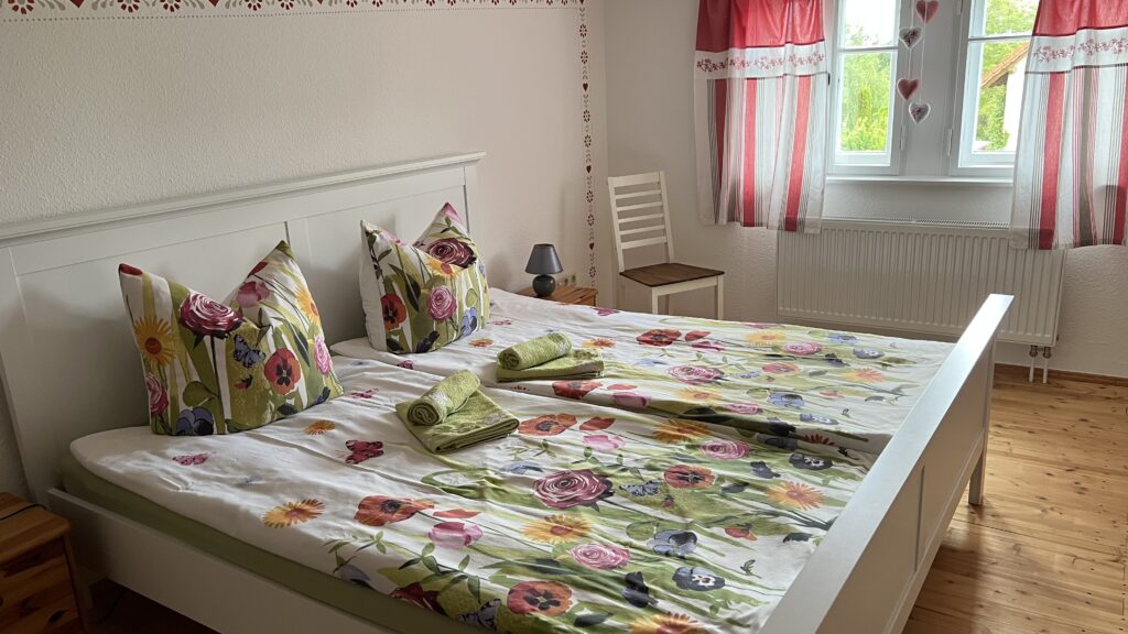 Doppelzimmer mit Kinderbett