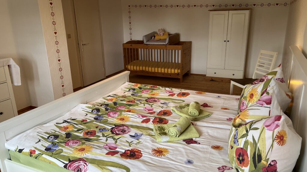 Doppelzimmer mit Kinderbett